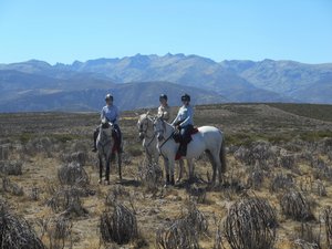 Reiter vor den Gredos Mountains