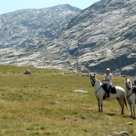 Reiter am Fuße der Gredos Mountains