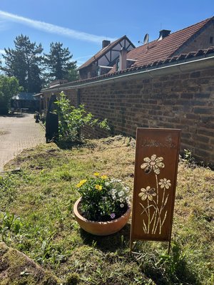 Historischer Fachwerkhof mit Bruchsteinmauer in der Eifel