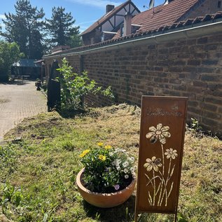 Historischer Fachwerkhof mit Bruchsteinmauer in der Eifel