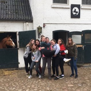 Gruppenbild mit Jugendlichen