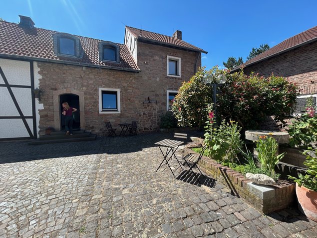 Idyllischer Innenhof der Unterkunft für Reiter in der Rureifel