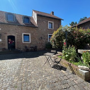 Idyllischer Innenhof der Unterkunft für Reiter in der Rureifel