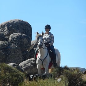 Reiterin in den Gredos Mountains