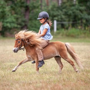 Kind beim Ponyreiten