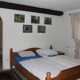 Doppelzimmer mit Doppelbett und Badezimmer
