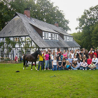 Gruppenbild vorm Reiterhof
