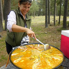 Frisch gekochte Paella in der Mittagspause