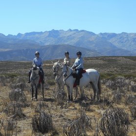 Reiter vor den Gredos Mountains